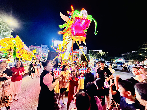 Khách du lịch vừa hát, vừa nhảy múa cùng các em nhỏ tại đêm Lễ hội Thành Tuyên.