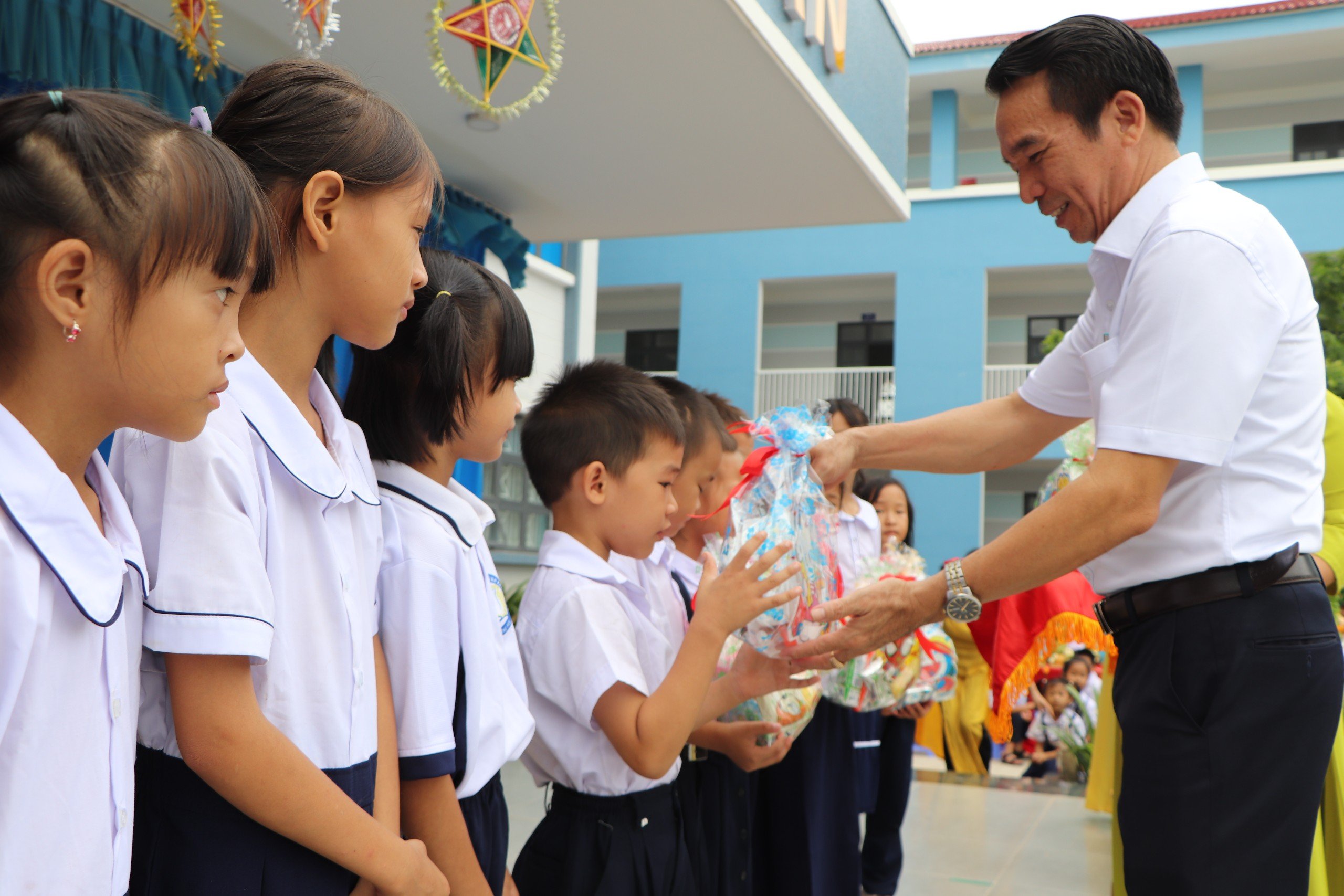 Thầy Trần Quán, Hiệu trưởng Trường TH  Nguyễn Bỉnh Khiêm tặng quà Trung thu đến  các em HS khó khăn. Ảnh: DIỄM QUỲNH