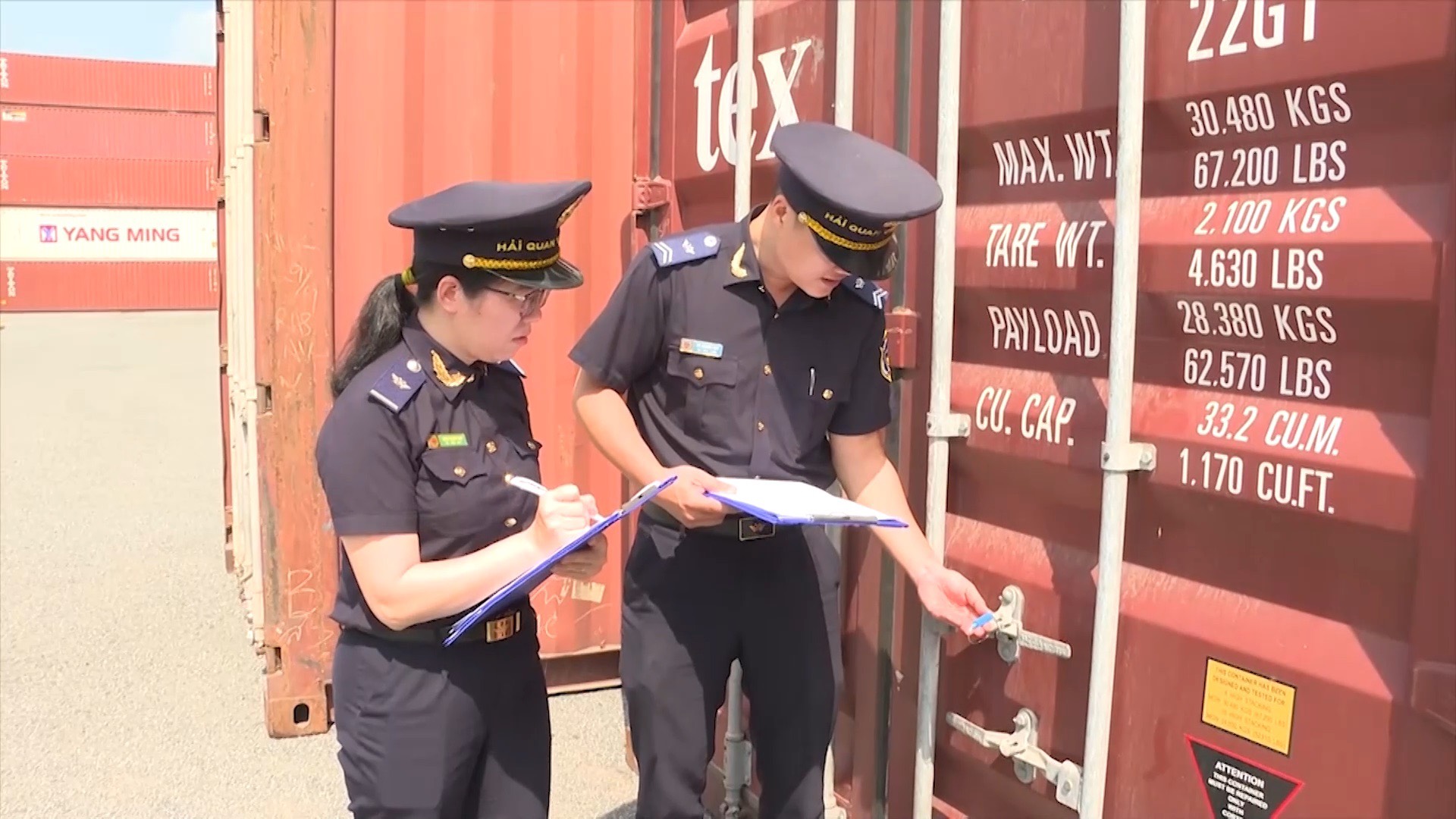 Công chức Chi cục hải quan cửa khẩu cảng Cái Mép kiểm tra  hàng container.
