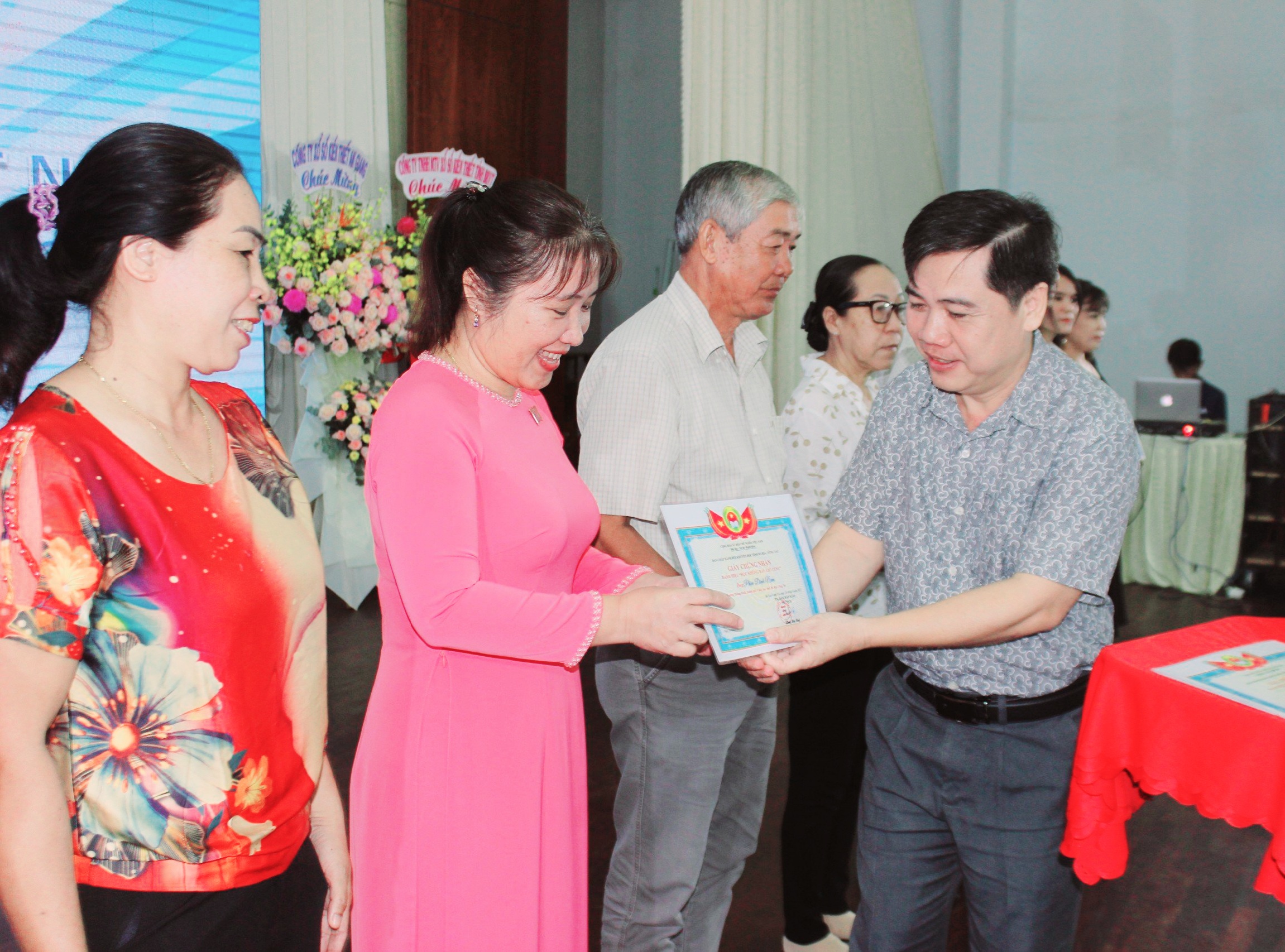 Ông Nguyễn Văn Thắng, Phó trưởng Ban Tuyên giáo Tỉnh uỷ trao học bổng cho người lớn có thành tích tiêu biểu trong học tập thường xuyên.