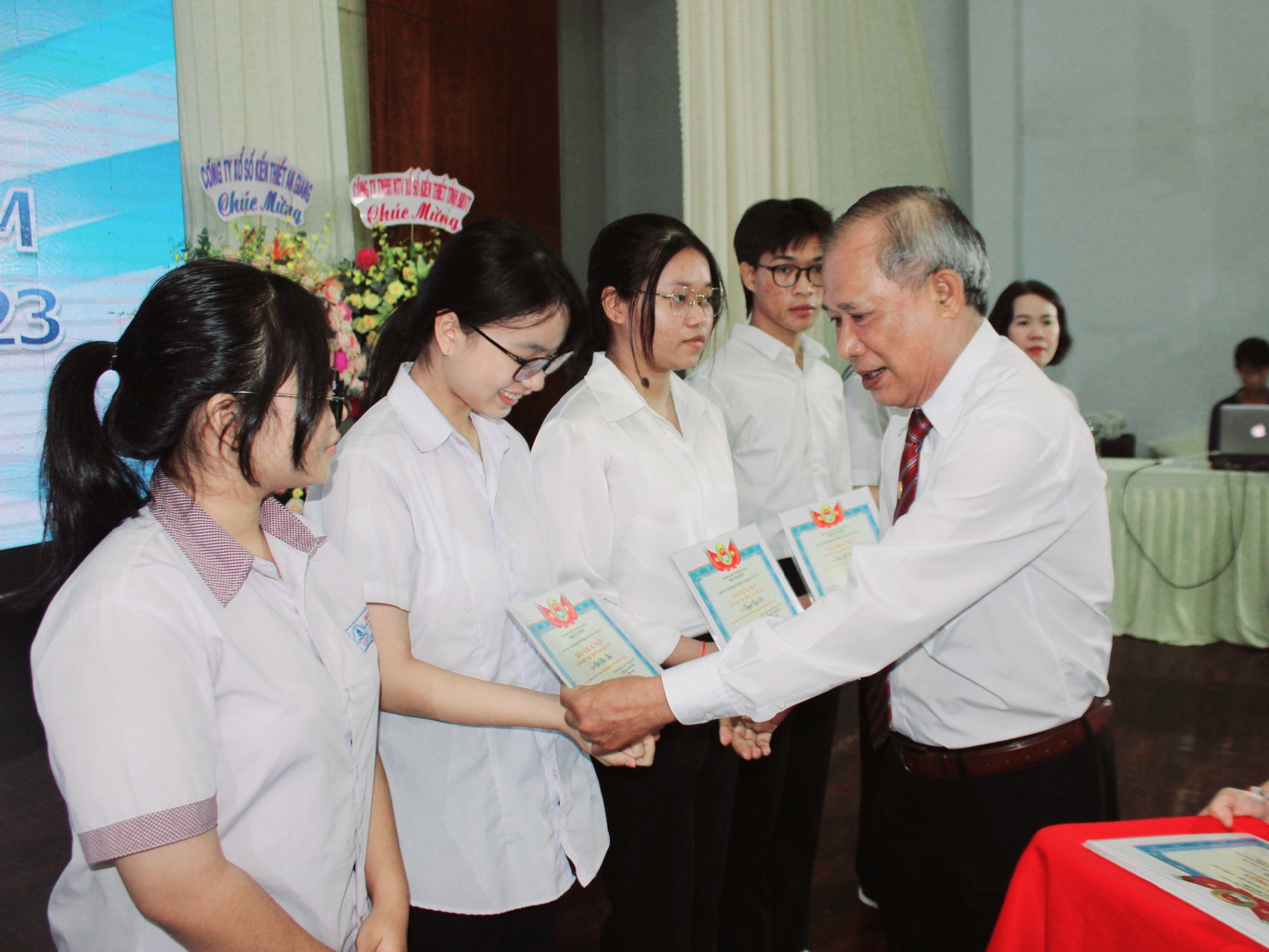 Ông Lương Đức Đích, Chủ tịch Hội Khuyến học tỉnh trao học bổng cho các em HS, SV.