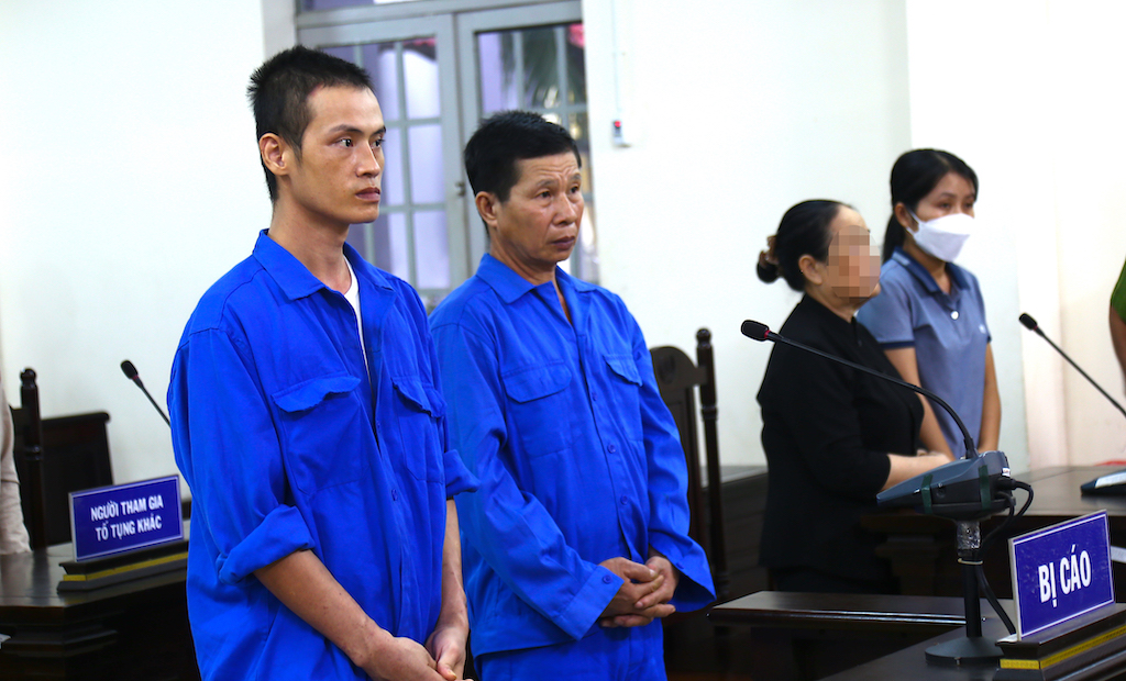 Bị cáo Thuận (bìa trái) và Liêm tại phiên xét xử.