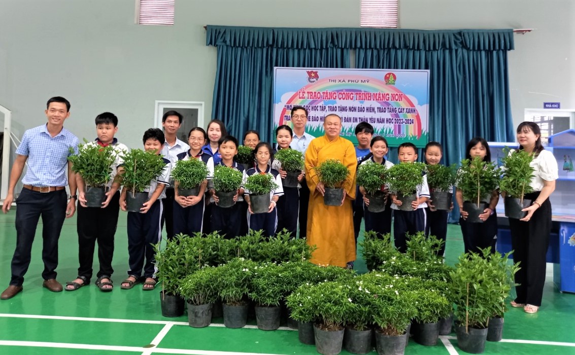 Thị Đoàn-Hội đồng Đội TX.Phú Mỹ và nhà hảo tâm trao tặng cây xanh cho Trường TH Quang Trung.