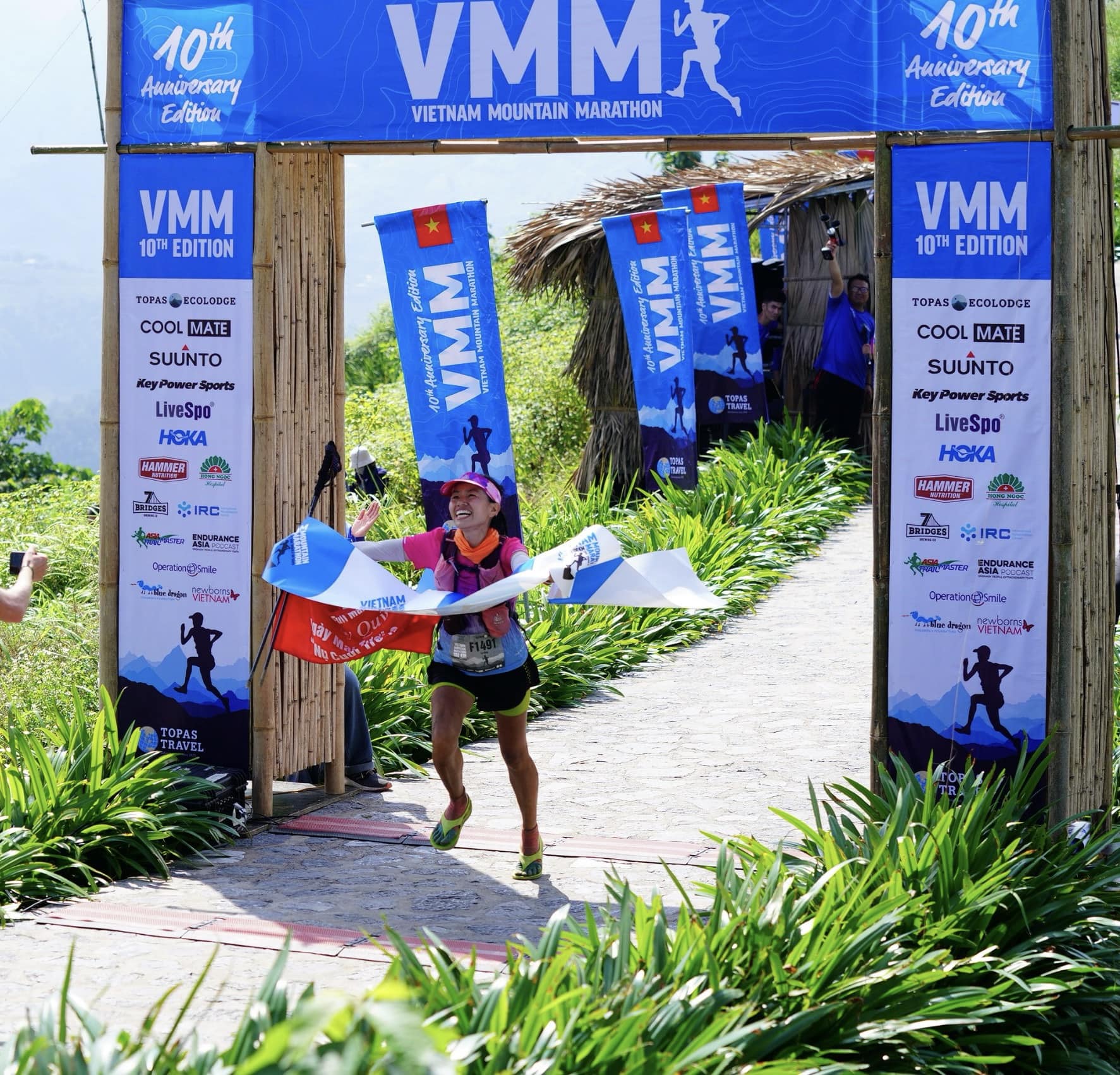 Khoảng khắc VĐV không chuyên Lê Thị Hằng về đích cự ly 100km tại giải Vietnam Moutain Marathon  2023.