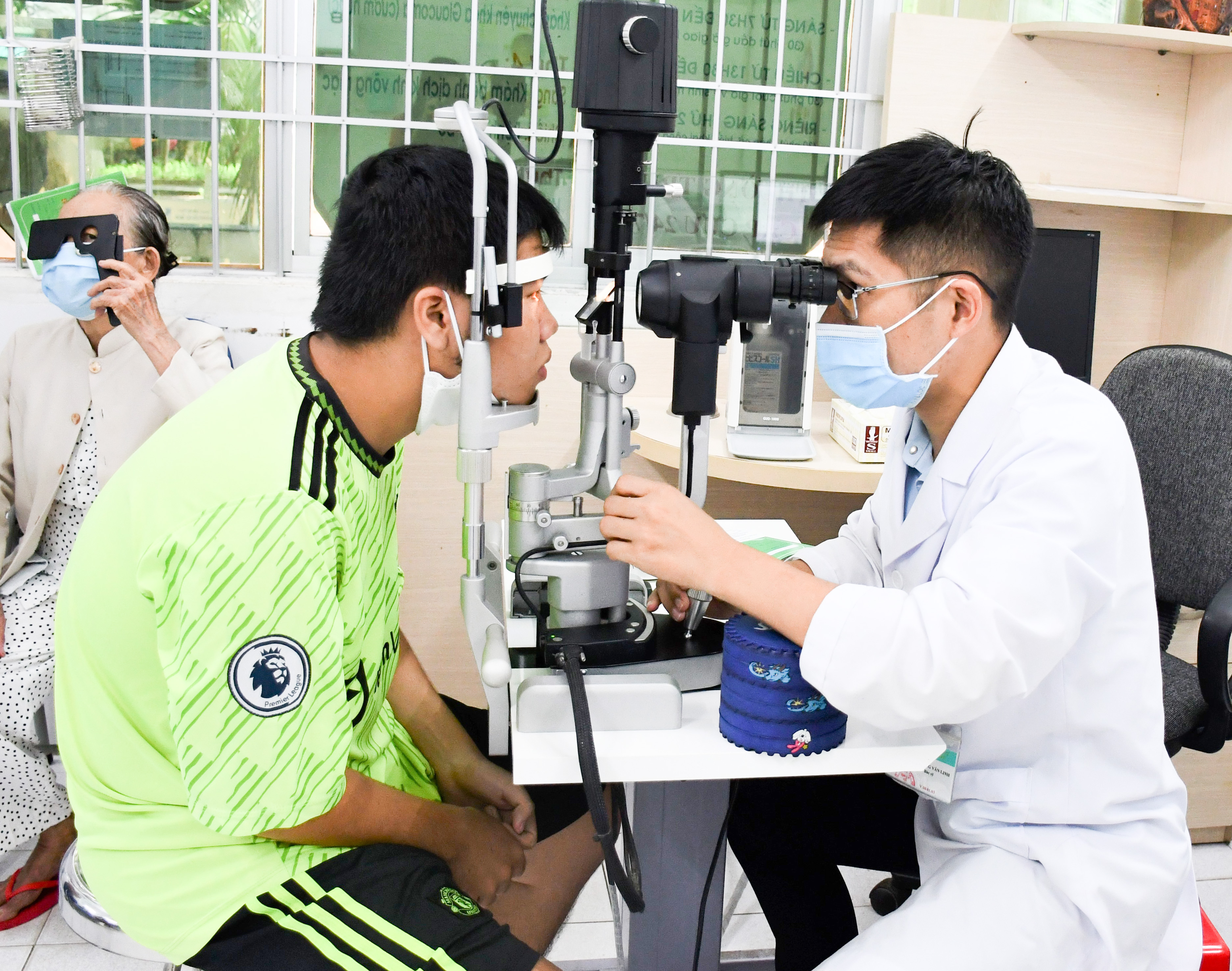 Bác sĩ Bệnh viện Mắt tỉnh khám bệnh cho bệnh nhân đau mắt đỏ. Ảnh: TUỆ LÂM