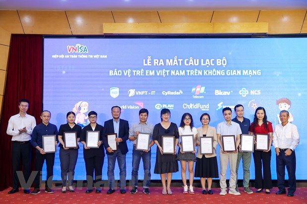 CLB Bảo vệ trẻ em Việt Nam trên không gian mạng có sự tham gia của 11 thành viên.  