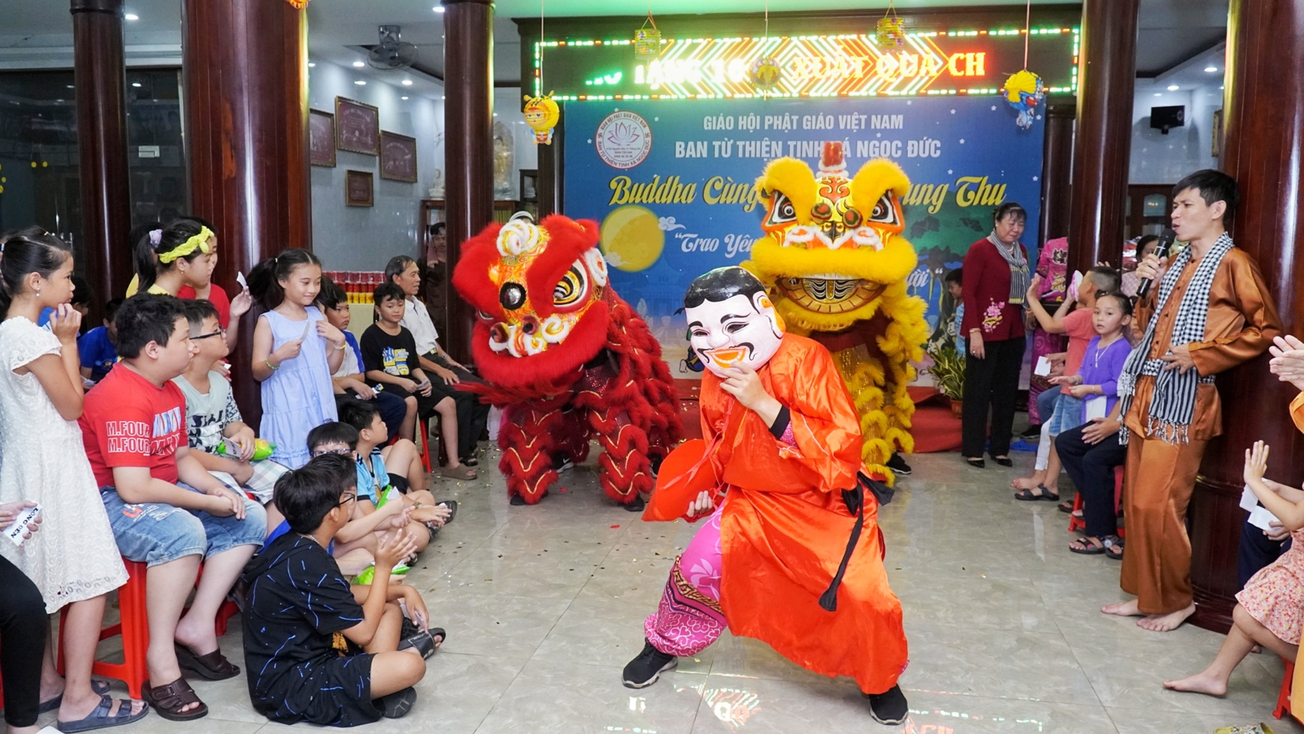 Trẻ em thích thú với ông Địa trong Đêm hội  trăng Rằm.