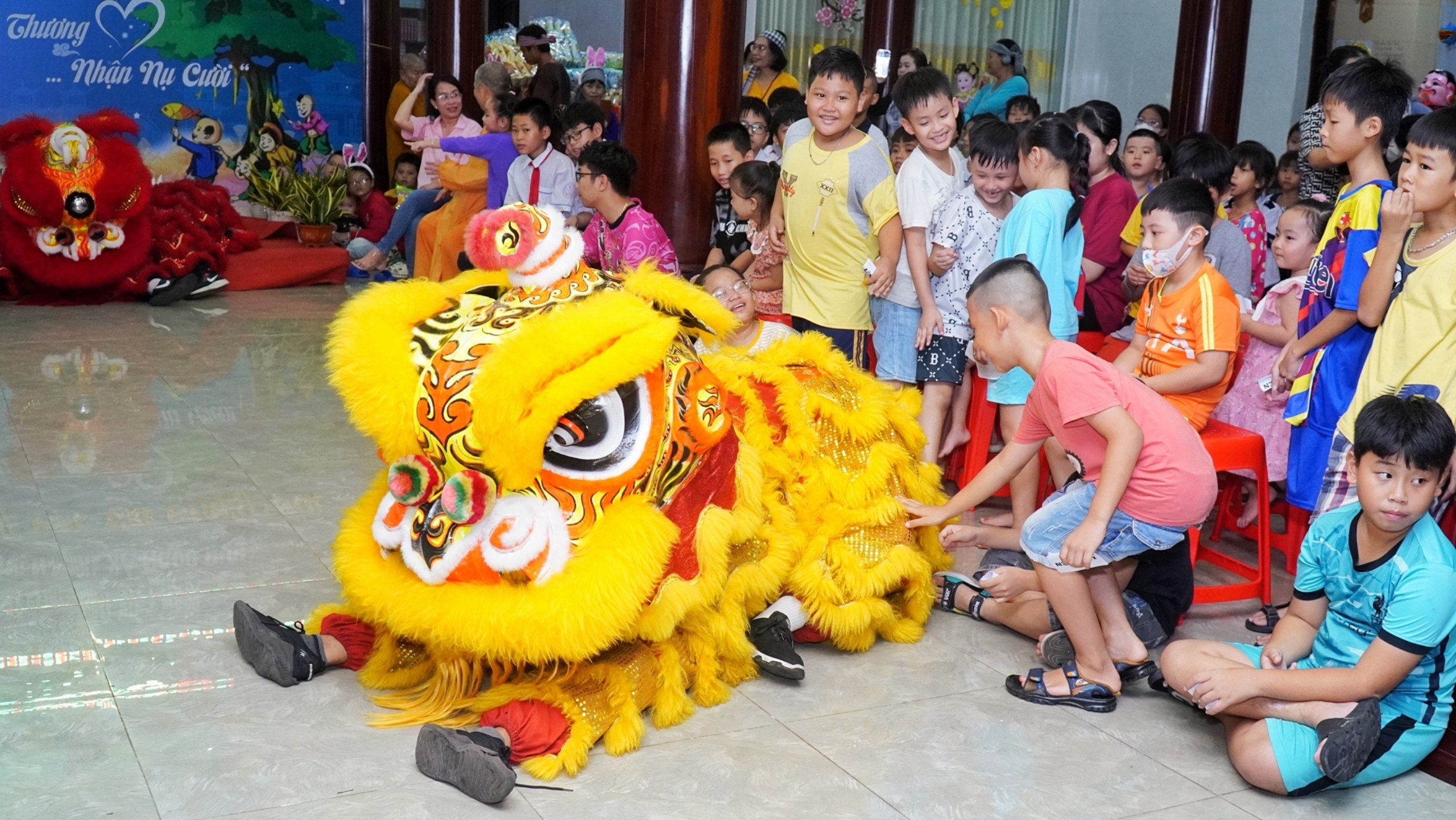 Các em nhỏ TP.Vũng Tàu chơi đùa với con lân trong chương trình Vui hội trăng Rằm do Tịnh xá Ngọc Đức tổ chức.