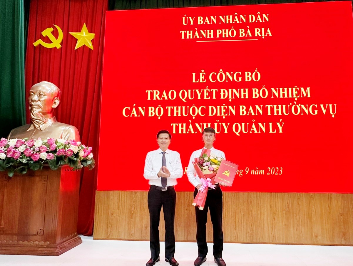 Ông Trần Văn Tuấn, Ủy viên Ban thường vụ Tỉnh ủy, Bí thư Thành ủy trao quyết định cho các cá nhân