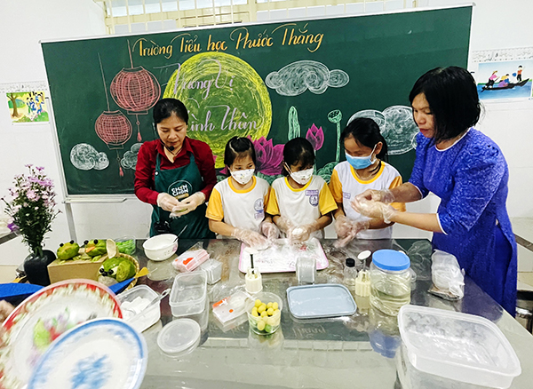 HS các lớp trải nghiệm làm bánh Trung thu.