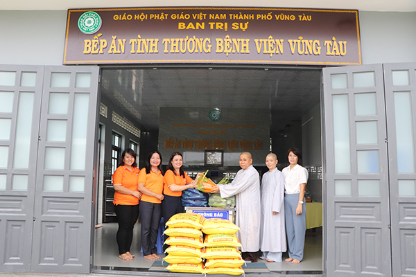 Đại diện UBMTTQ Việt Nam P1 trao gạo, rau củ, tiền mặt đến Ban quản lý Bếp ăn tình thương Bệnh viện Vũng Tàu.