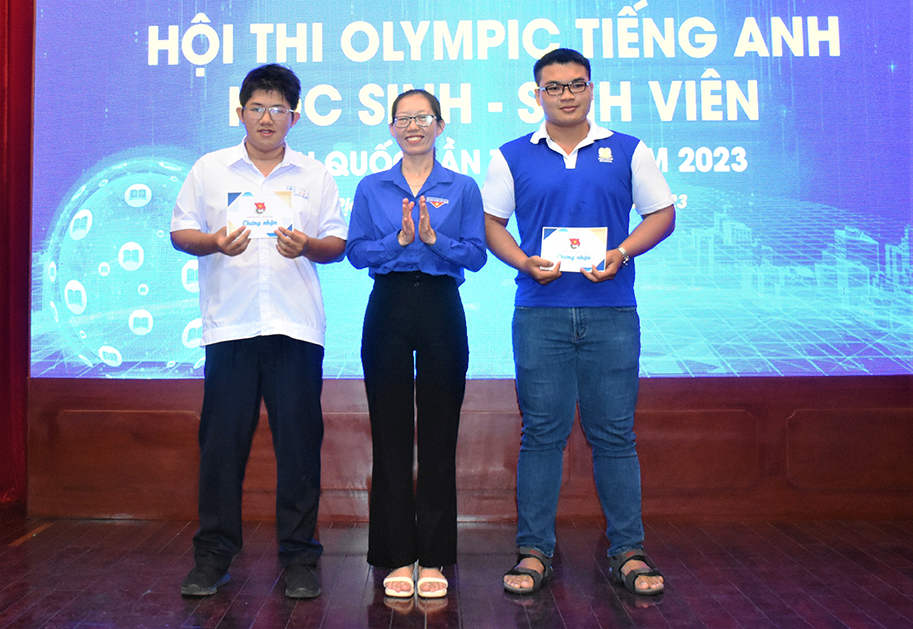 Ban Thường vụ Tỉnh Đoàn trao giải Nhất cho thí sinh xuất sắc nhất tại hội thi.