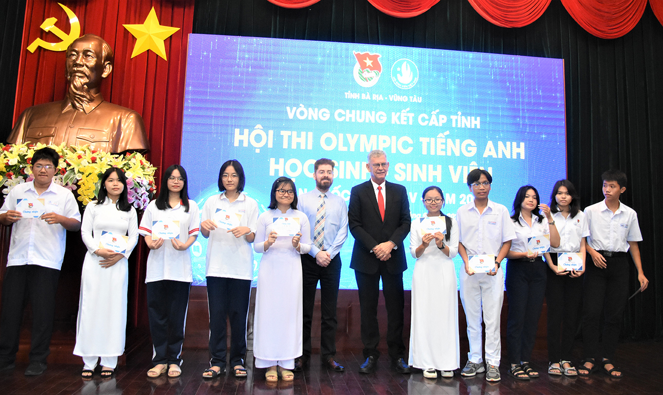 Ban tổ chức trao giấy chứng nhận cho thí sinh tham gia vòng chung kết hội thi.