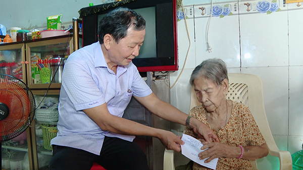 Ông Lương Trí Tiên, Trưởng Ban đại diện Hội NCT tỉnh trao tặng quà cho bà Phạm  Phụng (79 tuổi, phường Long Tâm, TP.Bà Rịa).