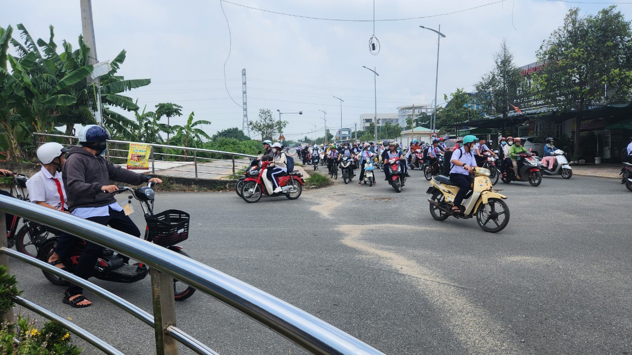 Ngã tư Đô Lương-Nguyễn Gia Thiều và đường hẻm 58 (Nguyễn Gia Thiều, phường 12, TP.Vũng Tàu) vào giờ tan tầm, lượng phương tiện tham gia đông tiềm ẩn nhiều nguy cơ TNGT.