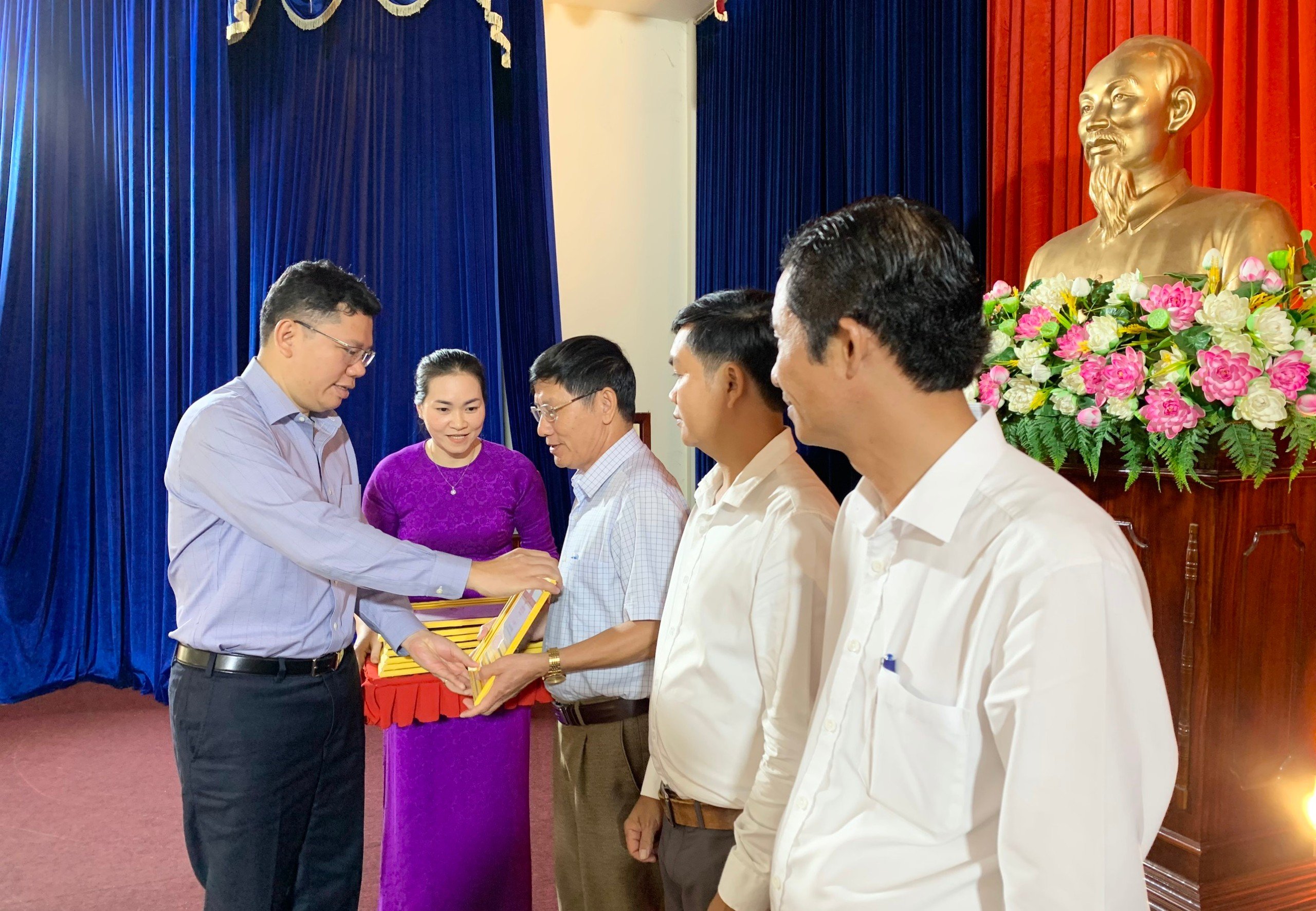 Ông Hoàng Nguyên Dinh, Bí thư Huyện ủy Châu Đức tặng Giấy khen cho các đảng viên có thành tích xuất sắc qua 5 năm thực hiện phong trào “Đảng viên tình nguyện tham gia xây dựng nông thôn mới, đô thị văn minh”.