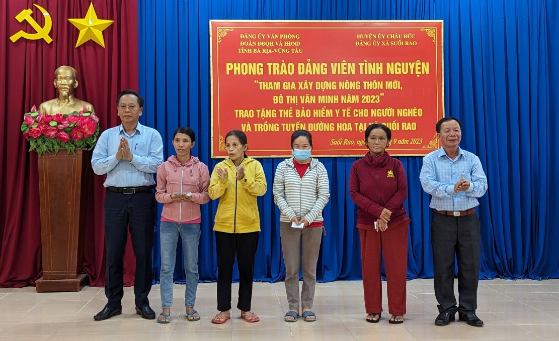 Đảng ủy văn phòng Đoàn Đại biểu Quốc hội, HĐND tỉnh và chính quyền địa phương trao thẻ bảo hiểm cho người dân có hoàn cảnh khó khăn xã Suối Rao (huyện Châu Đức).