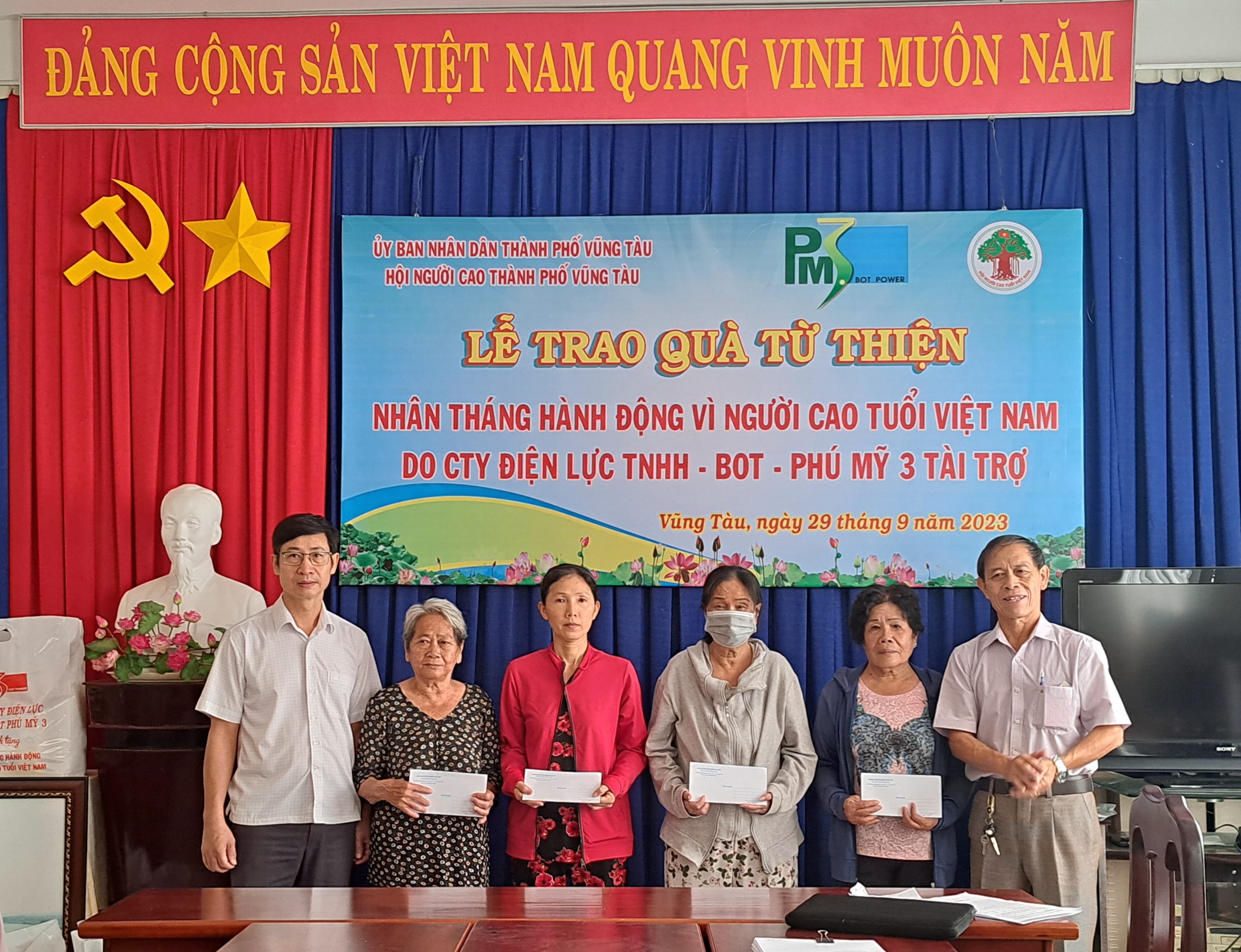 Đại diện Công ty Điện lực TNHH BOT Phú Mỹ 3 tặng quà người cao tuổi trên địa bàn TP.Vũng Tàu. Ảnh: HẠNH DUYÊN