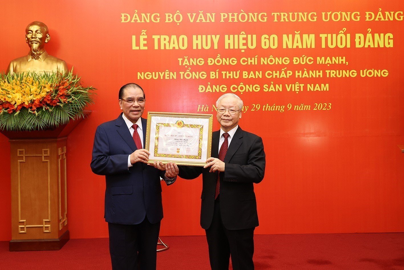 Tổng Bí thư Nguyễn Phú Trọng trao Huy hiệu 60 năm tuổi Đảng cho nguyên Tổng Bí thư Nông Đức Mạnh. Ảnh: TRÍ DŨNG