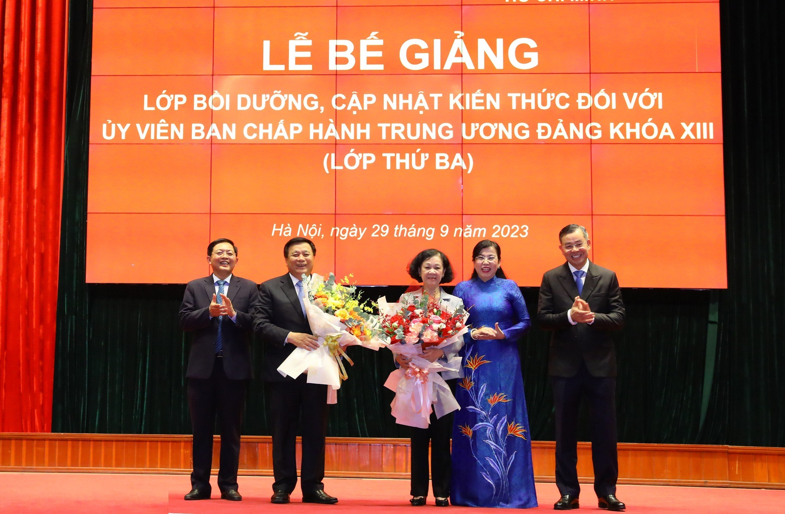 Ban Tổ chức lớp học tặng hoa Ủy viên Bộ Chính trị, Thường trực Ban Bí thư Trương Thị Mai, Trưởng Ban Tổ chức Trung ương và GS,TS Nguyễn Xuân Thắng, Ủy viên Bộ Chính trị, Giám đốc Học viện Chính trị quốc gia Hồ Chí Minh, Chủ tịch Hội đồng Lý luận Trung ương. Ảnh: VĂN ĐIỆP