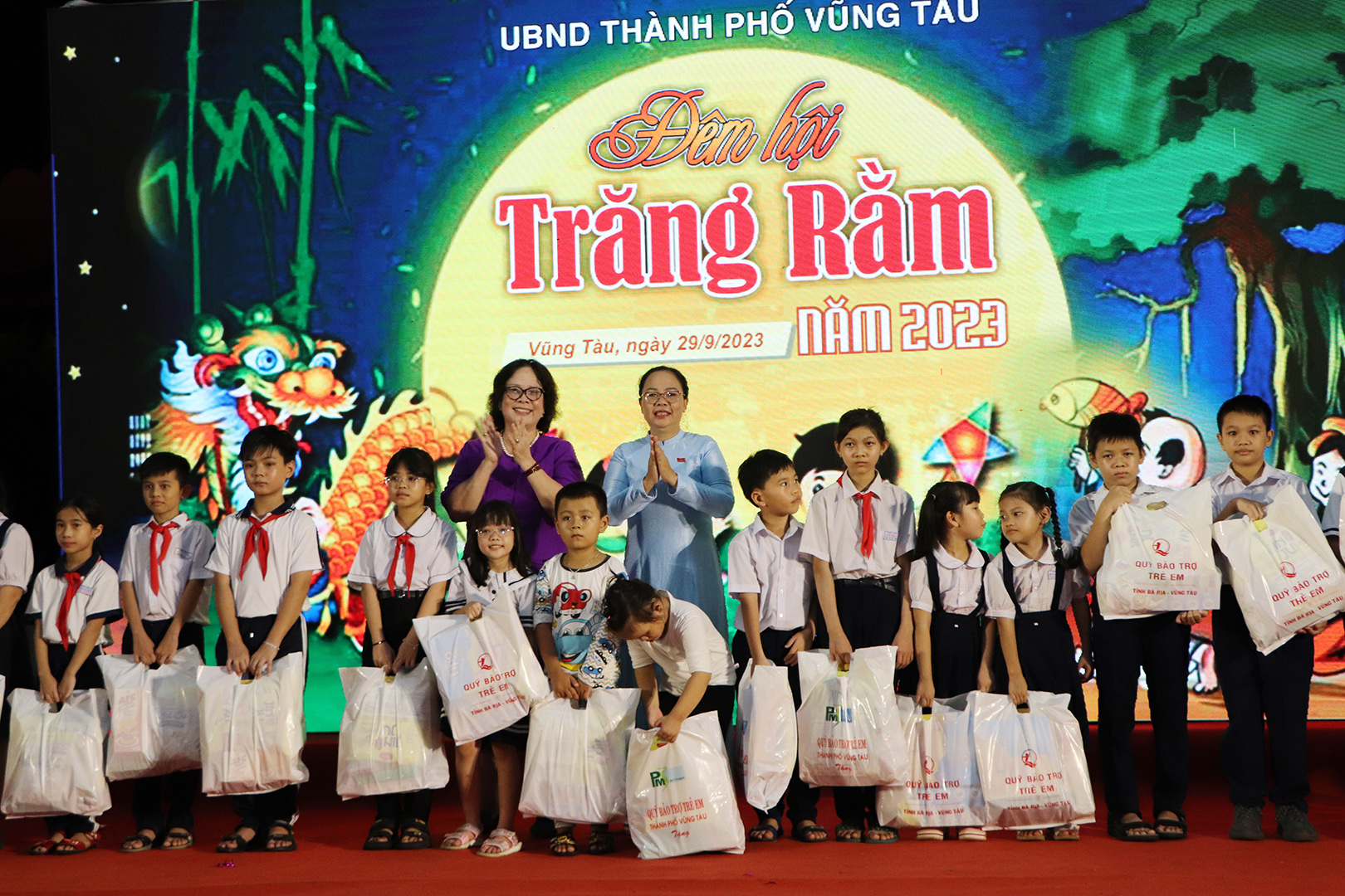 Bà Nguyễn Thị Vân Anh, Phó Giám đốc Sở LĐTBXH; bà Nguyễn Thị Thu Hương, Phó Chủ tịch UBND TP.Vũng Tàu trao quà Trung thu đến các em nhỏ.
