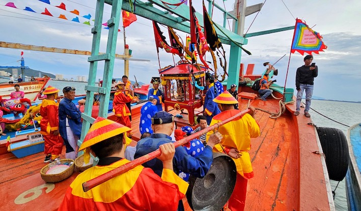 Lễ cầu ngư trên biển Lễ hội Nghinh Ông Thắng Tam.