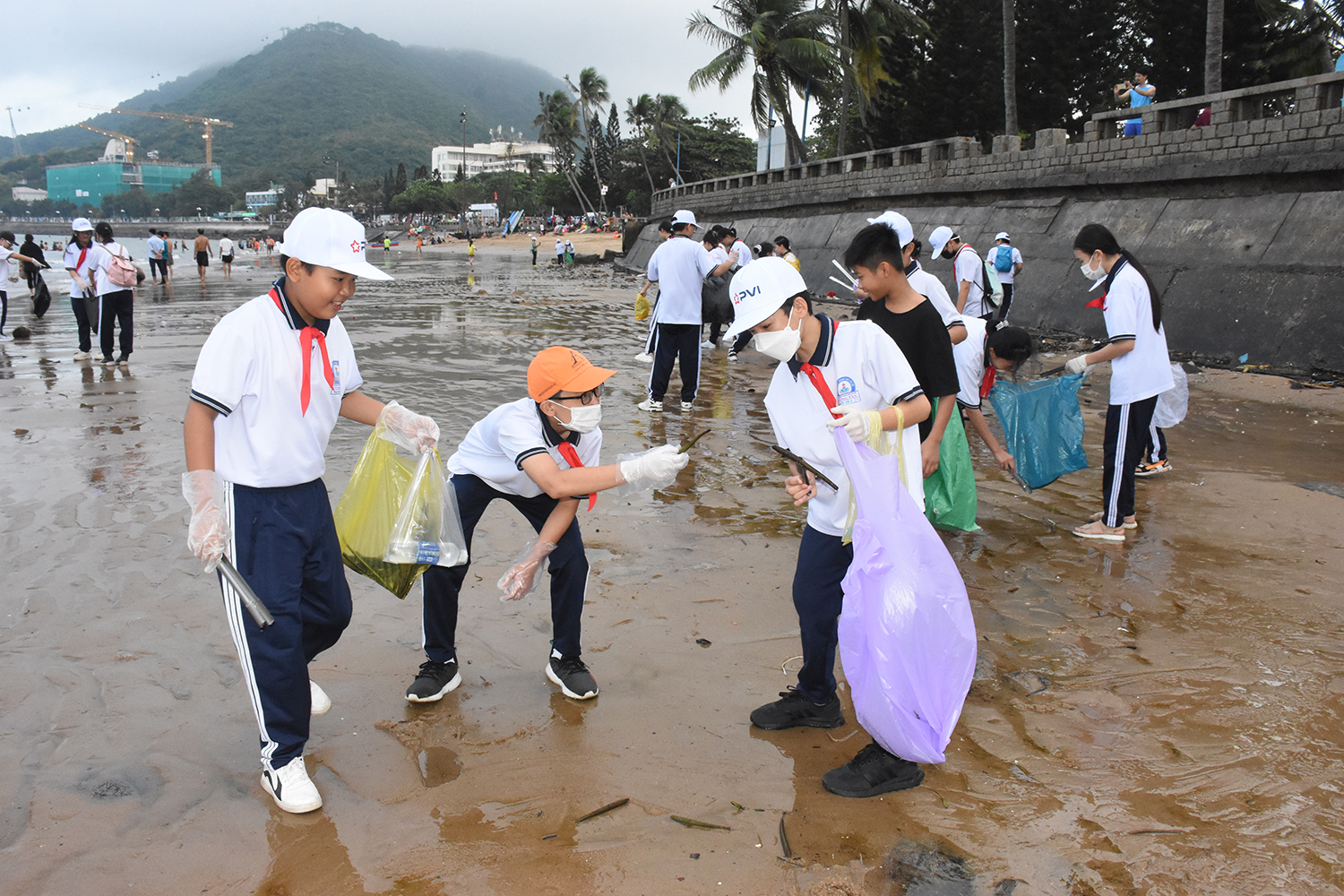 Các em học sinh Trường THCS Vũng Tàu tham gia nhặt rác biển Bãi Trước