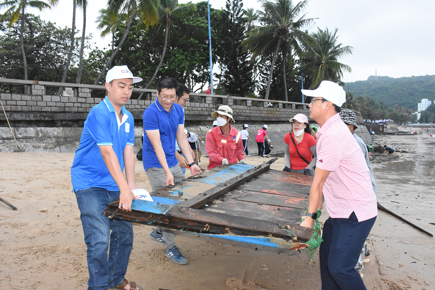 Ngoài thu gom rác, các vật dụng như mạn tàu bị sóng đánh dạt vào bờ, lực lượng chức năng cũng thu dọn sạch sẽ để trả lại bãi tắm sạch đẹp, an toàn cho khách du lịch và người dân địa phương