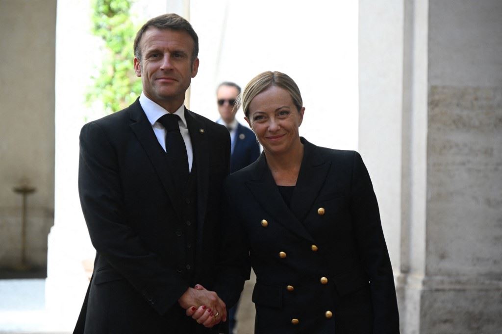 Thủ tướng Italia Giorgia Meloni (phải) và Tổng thống Pháp Emmanuel Macron trong cuộc gặp tại Rome.