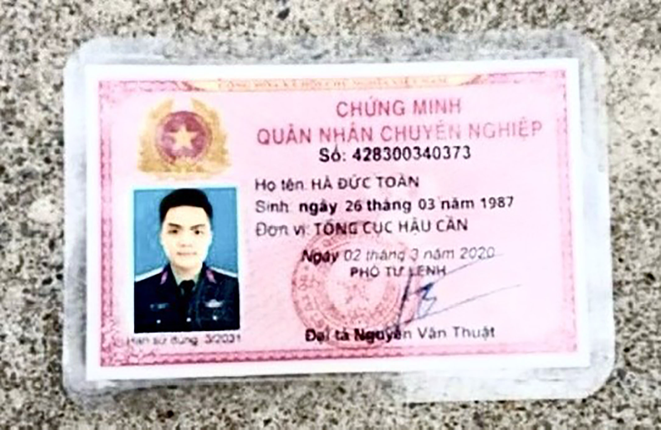 Giấy chứng minh quân nhân chuyên nghiệp do đối tượng lừa đảo xưng là Hà Đức Toàn sử dụng để lừa đảo.