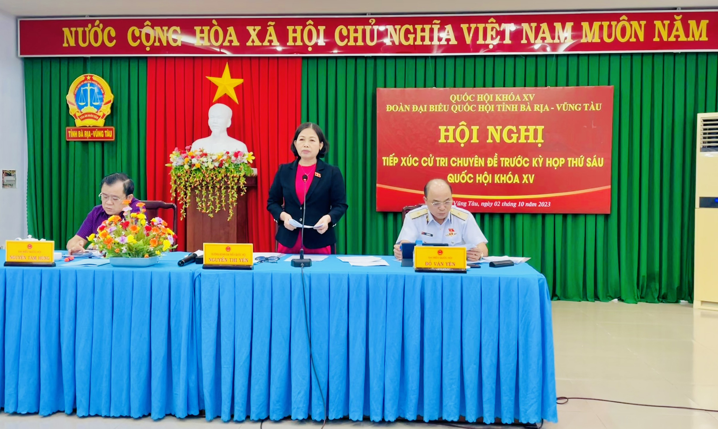 Bà Nguyễn Thị Yến - Phó Bí thư Thường trực Tỉnh ủy, Phó Chủ tịch Nhóm Nữ đại biểu Quốc hội Việt Nam, Trưởng Đoàn ĐBQH tỉnh và các Đại biểu Quốc hội: Đỗ Văn Yên - Chuẩn Đô đốc, Phó Chính ủy Quân chủng Hải quân Việt Nam, Nguyễn Tâm Hùng - Đại tá, Ủy viên Ủy ban Quốc phòng - An ninh của Quốc hội tiếp xúc cử tri chuyên đề với Ngành Tư pháp và các lực lượng vũ trang trên địa bàn tỉnh. 