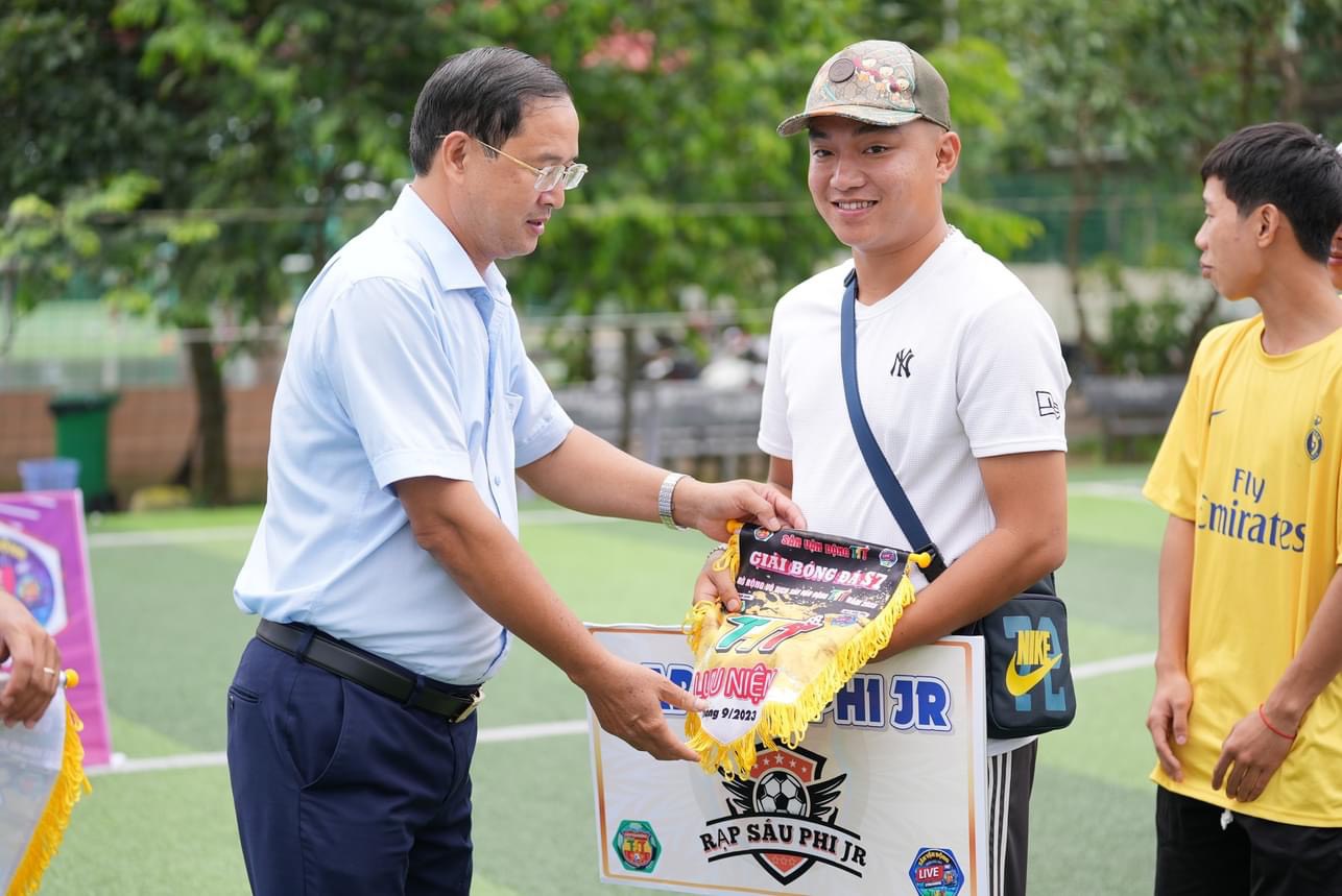 Ông Nguyễn Tấn Bản, Chủ tịch UBND huyện Châu Đức trao cờ lưu niệm cho các vận động viên