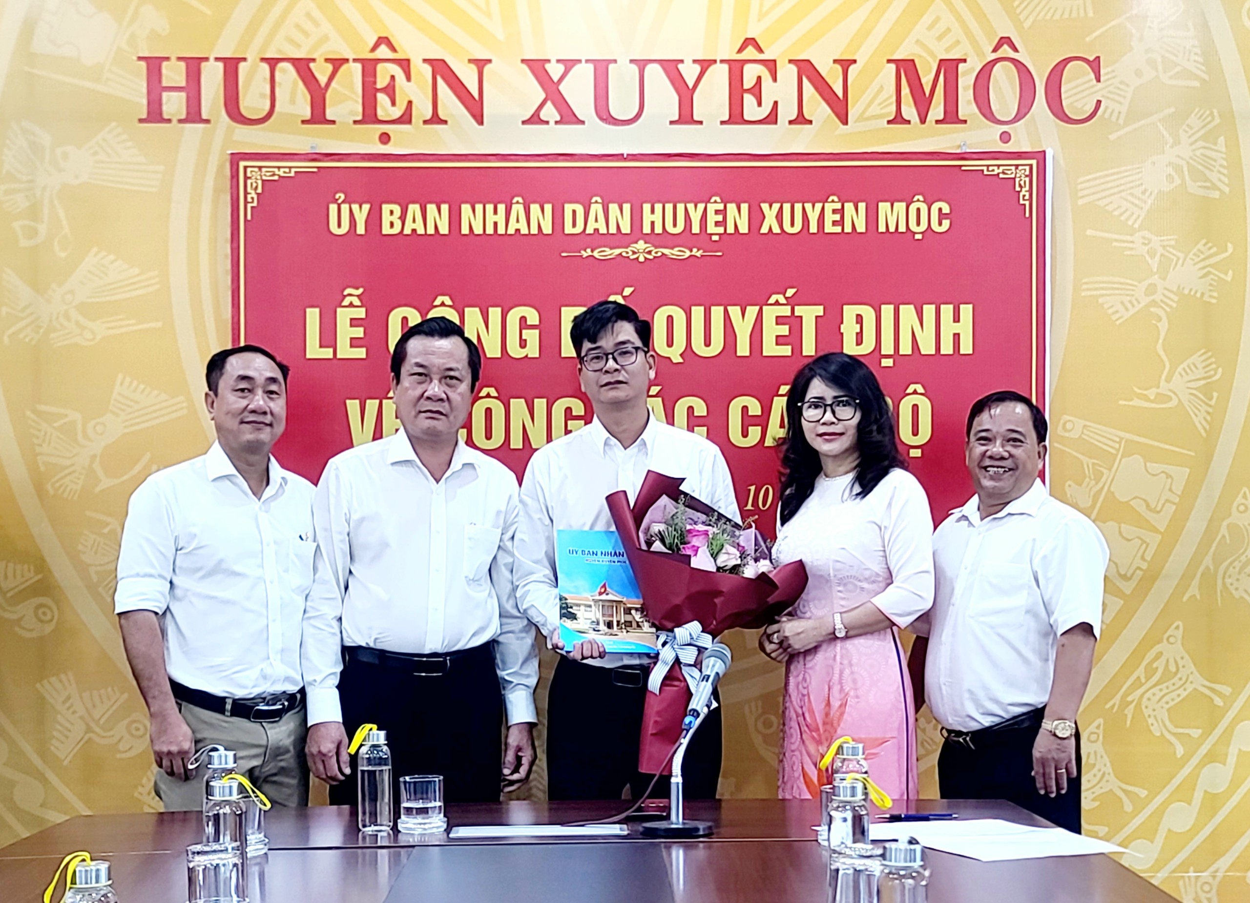 Bà Lê Thị Trang Đài, Chủ tịch UBND huyện Xuyên Mộc cùng lãnh đạo các phòng, ban huyện Xuyên Mộc chúc mừng  ông Hồ Văn Tuyên