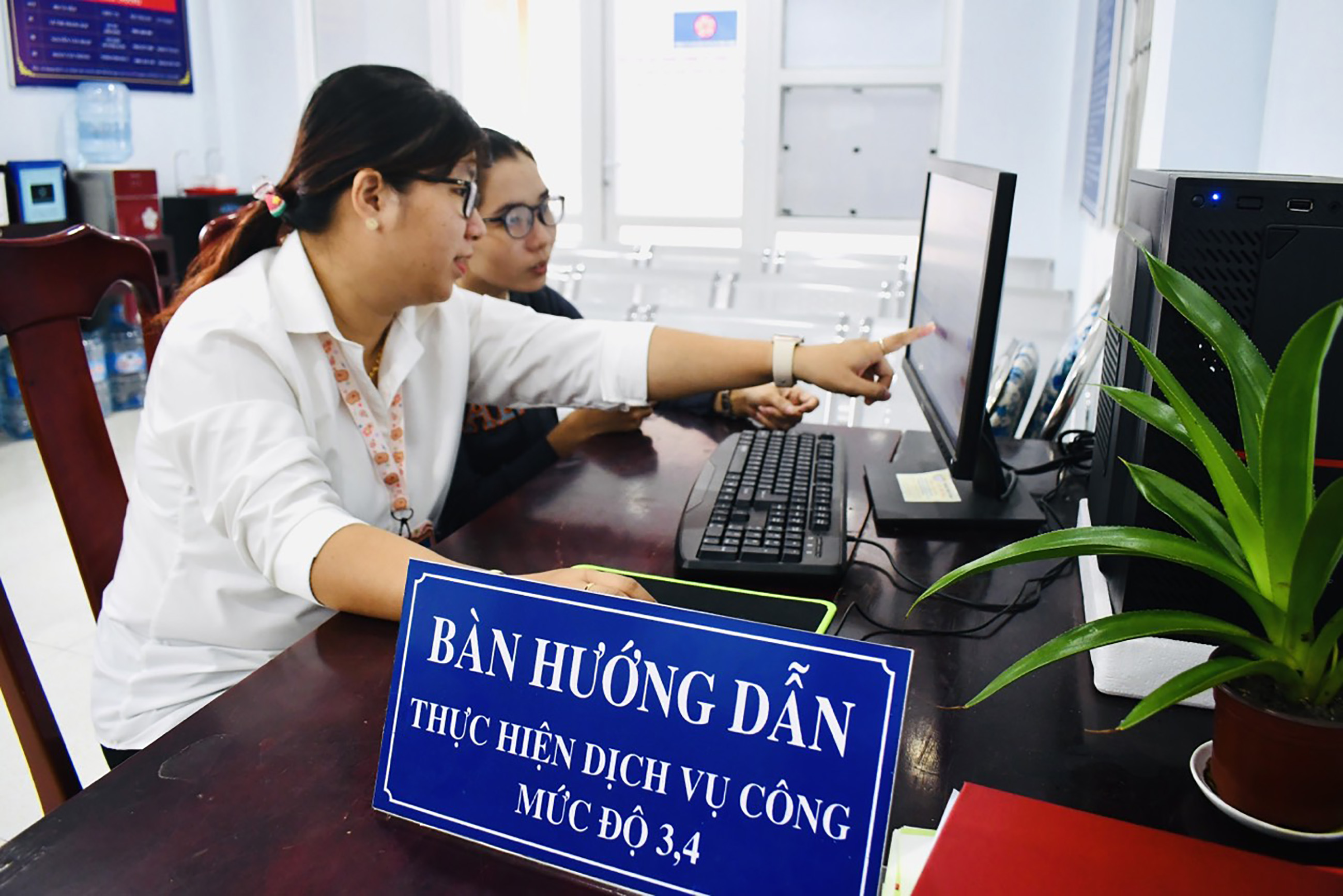 Bí thư Đoàn xã Bông Trang Kiều Thị Thanh Hòa hướng dẫn công chức Nguyễn Thị Bình (ấp Trang Trí, xã Bông Trang, huyện Xuyên Mộc) thao tác tạo tài khoản thực hiện DVCTT.