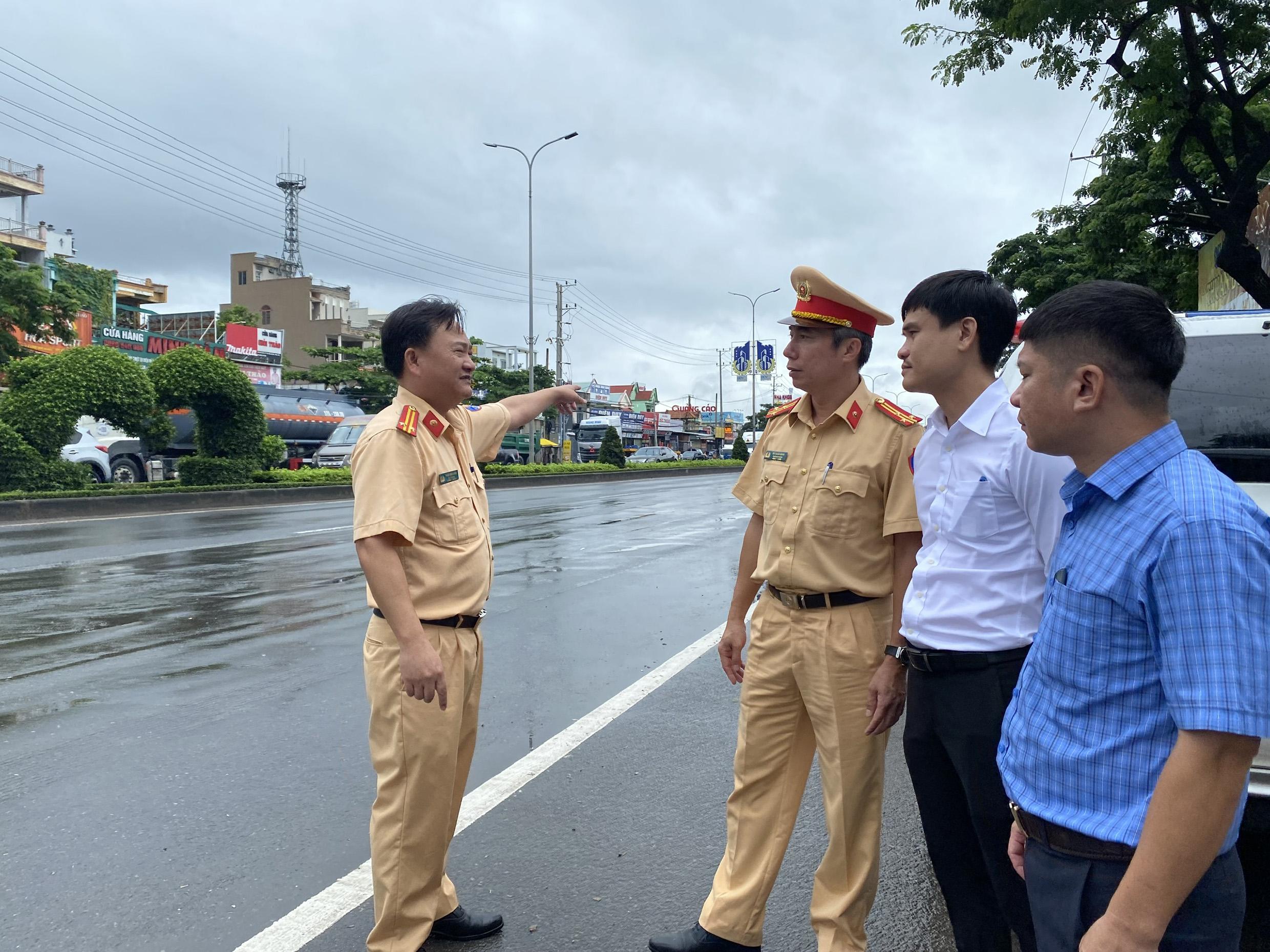 Phòng CSGT cùng các ban, ngành, đơn vị liên quan khảo sát vạch kẻ phân làn trên QL51 đoạn qua tỉnh Bà Rịa- Vũng Tàu.