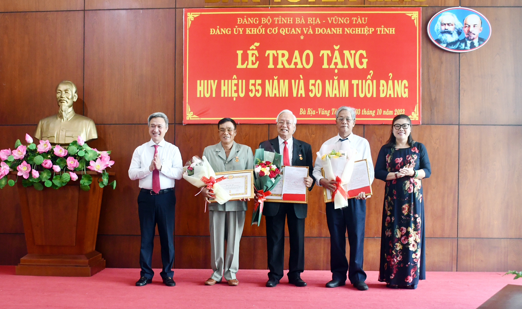 Ông Đặng Minh Thông, Ủy viên Ban Thường vụ Tỉnh ủy, Phó Chủ tịch UBND tỉnh và bà Lương Thị Lệ Hằng, Tỉnh ủy viên, Bí thư Đảng ủy Khối Cơ quan và Doanh nghiệp tỉnh trao Huy hiệu 55, 50 năm tuổi Đảng và tặng hoa chúc mừng các đảng viên.