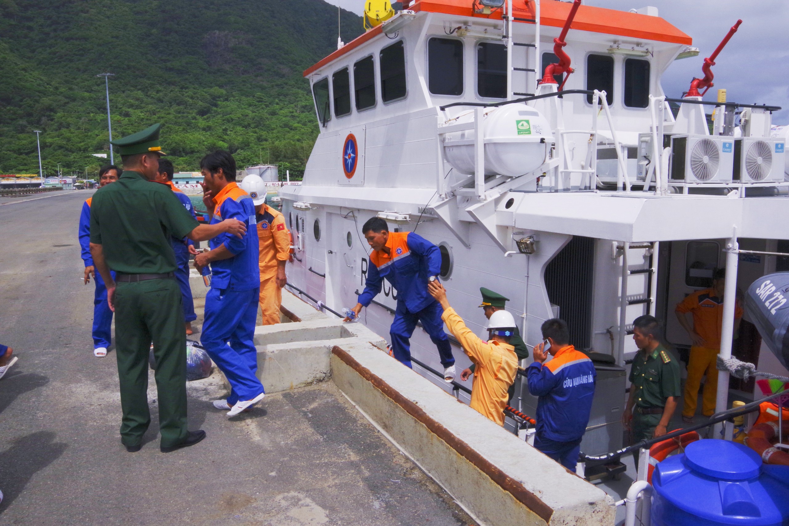 Cán bộ, nhân viên tàu SAR 272 của Trung tâm Phối hợp tìm kiếm cứu nạn hàng hải khu vực III cứu nạn 10 ngư dân tàu BL 93279 TS bị trôi dạt trên biển ngày 26/9/2023.