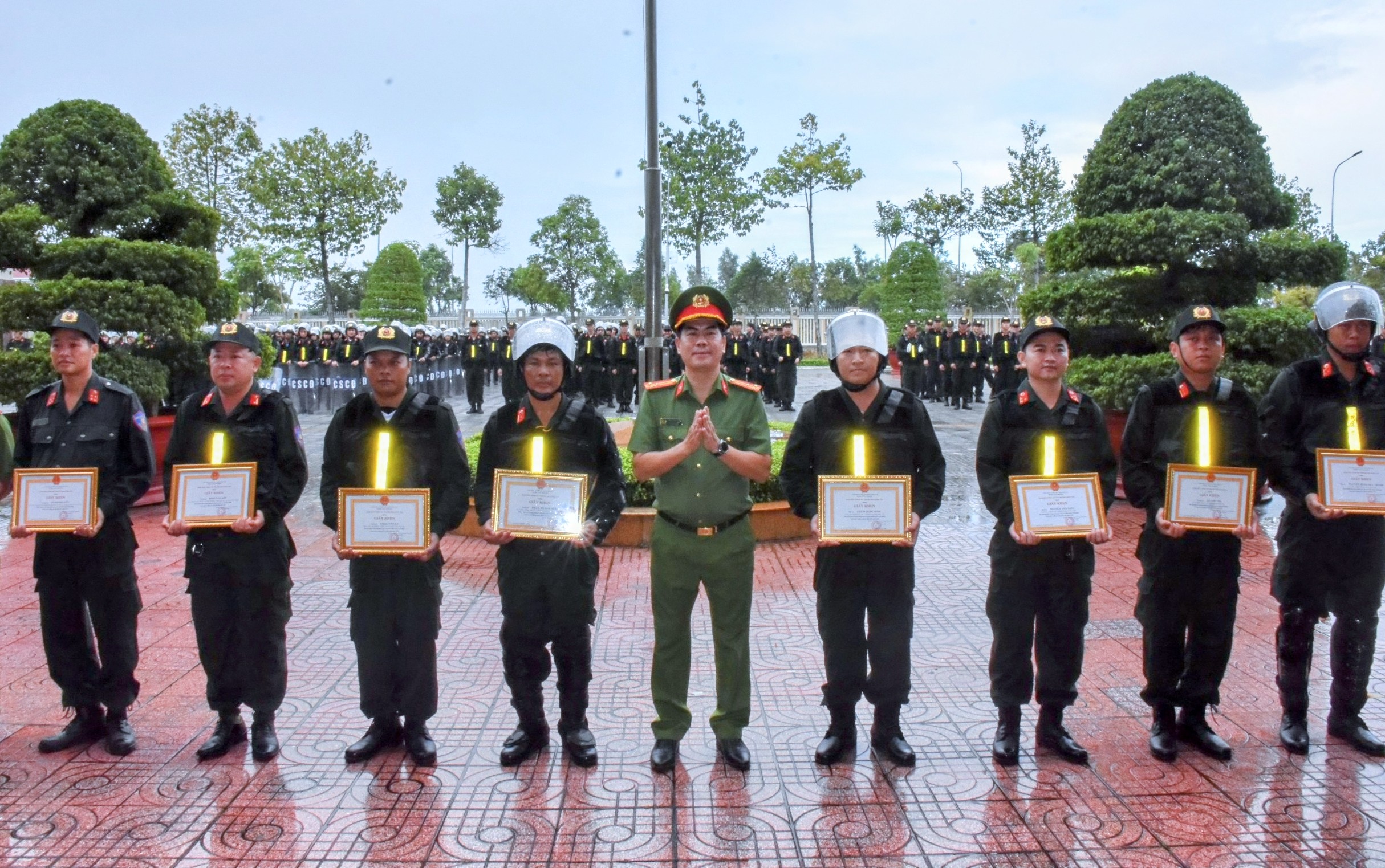 Thượng tá Trần Thanh Hiển, Phó Giám đốc Công an tỉnh tặng giấy khen của Giám đốc Công an tỉnh cho các tập thể và cá nhân có thành tích xuất sắc trong công tác huấn luyện