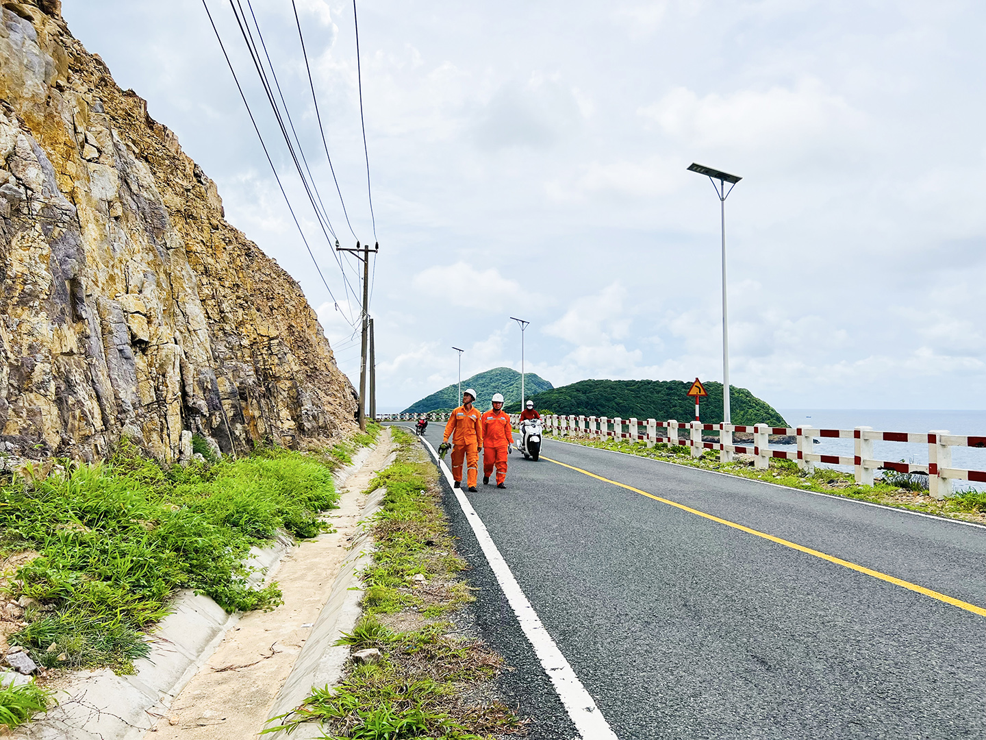 Dự án kéo điện ra Côn Đảo đã chốt được phương án tuyến. Trong ảnh: Nhân viên Điện lực Côn Đảo kiểm tra đường dây điện.