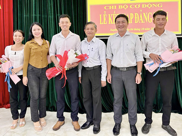 Lãnh đạo Chi bộ cơ động trao Quyết định kết nạp đảng viên của Ban Thường vụ Huyện ủy Xuyên Mộc và tặng hoa chúc mừng đến các đảng viên mới.