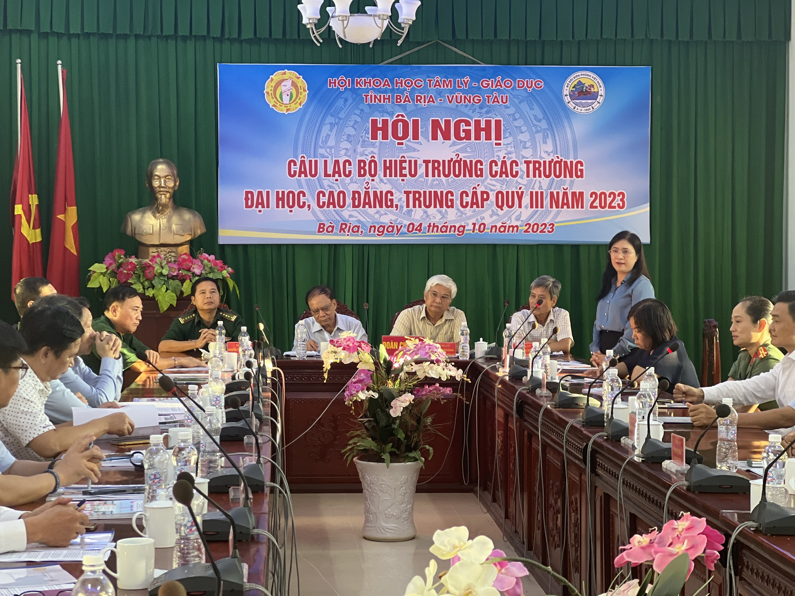 Hội nghị đã thảo luận về về thực trạng, thuận lợi khó khăn và giải pháp trong việc hướng nghiệp, phân luồng học nghề sau THCS. Trong ảnh: Bà Đinh Thị Trúc My, Phó Giám đốc Sở LĐ-TB-XH phát biểu ý kiến tại hội nghị