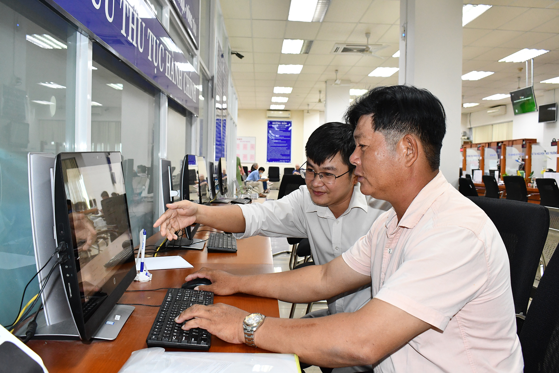 Thành viên Tổ hướng dẫn DVCTT tại TTPVHCC tỉnh hướng dẫn người dân thực hiện TTHC bằng hình thức trực tuyến.