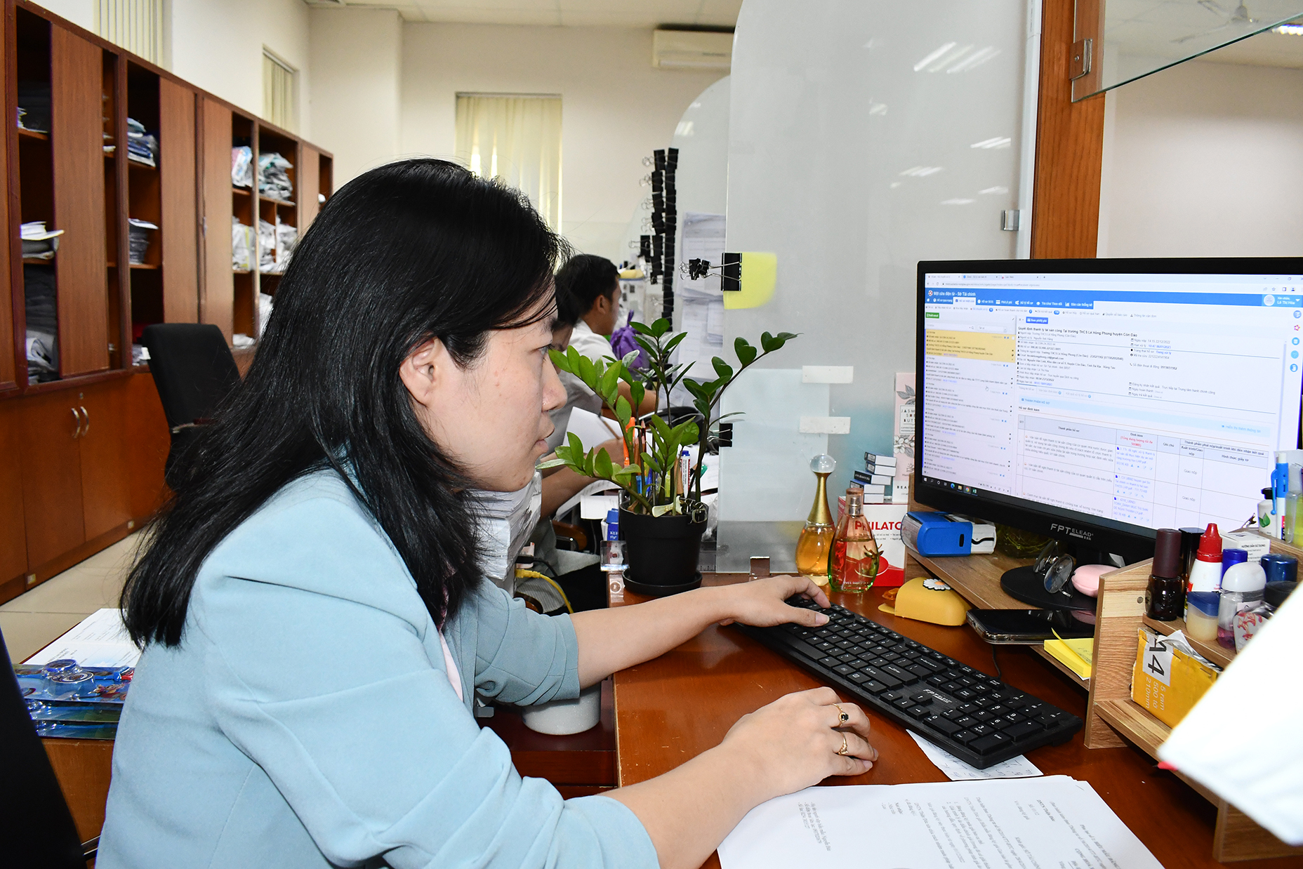 Công chức Sở Tài chính tại Trung tâm Phục vụ Hành chính công của tỉnh giải quyết TTHC cho người dân.