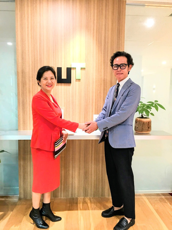 PGS.TS.LS Nguyễn Thị Hoài Phương, Hiệu trưởng BVU chụp ảnh lưu niệm với ông Nobuyuki Chikui - Chủ tịch Công ty CP UT AIM Co., LTD