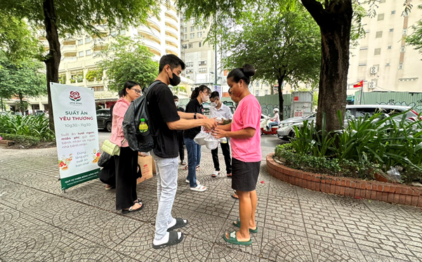 Quỹ Từ thiện Bông Hồng Nhỏ gửi trao các suất ăn yêu thương cho bệnh nhân và người nhà bệnh nhân tại các bệnh viện tại TP.Hồ Chí Minh.