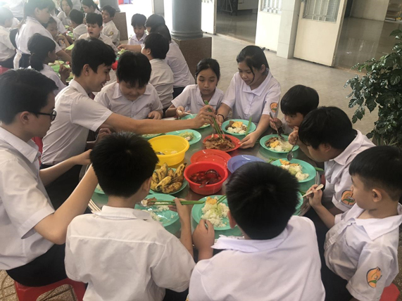 Quỹ Từ thiện Bông Hồng Nhỏ chuẩn bị suất ăn trưa cho các em học sinh có hoàn cảnh đặc biệt tại Trường tình thương Tân Sơn Nhì.
