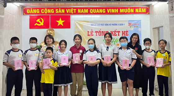 Quỹ Từ thiện Bông Hồng Nhỏ tặng tập cho các em học sinh khó khăn tại UBND phường 8, quận 4, TP.Hồ Chí Minh.