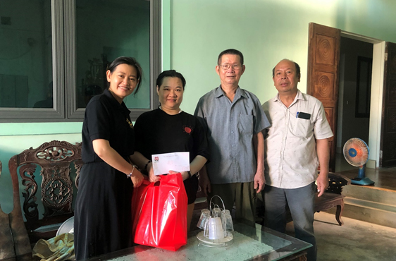 Quỹ Từ thiện Bông Hồng Nhỏ trao tặng quà cho các hộ gia đình khó khăn tại xã Hưng Lộc, TP.Vinh.
