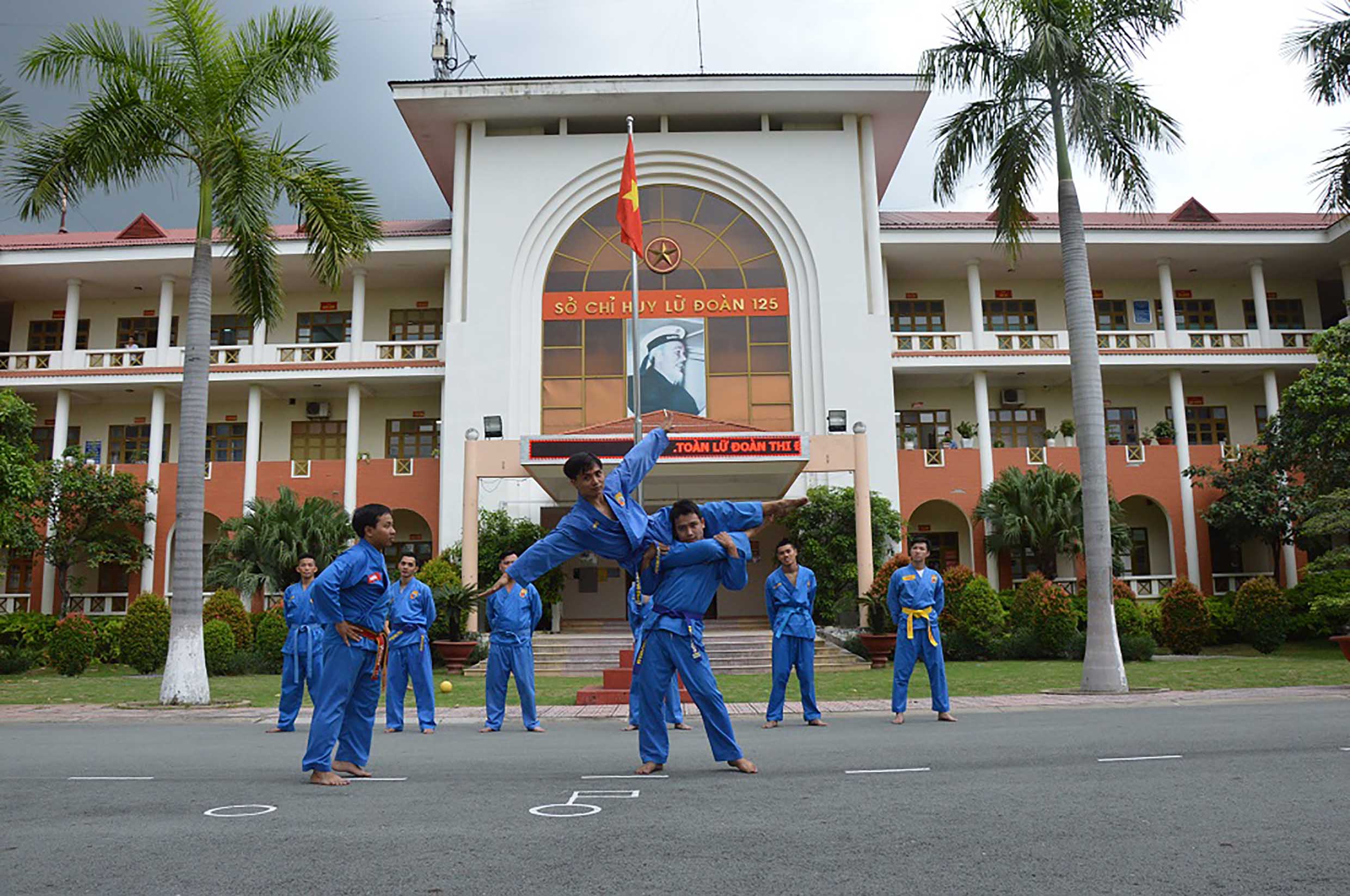 Các thành viên CLB võ thuật Vovinam Lữ đoàn 125 - Vùng 2 Hải quân luyện tập đánh đối kháng.