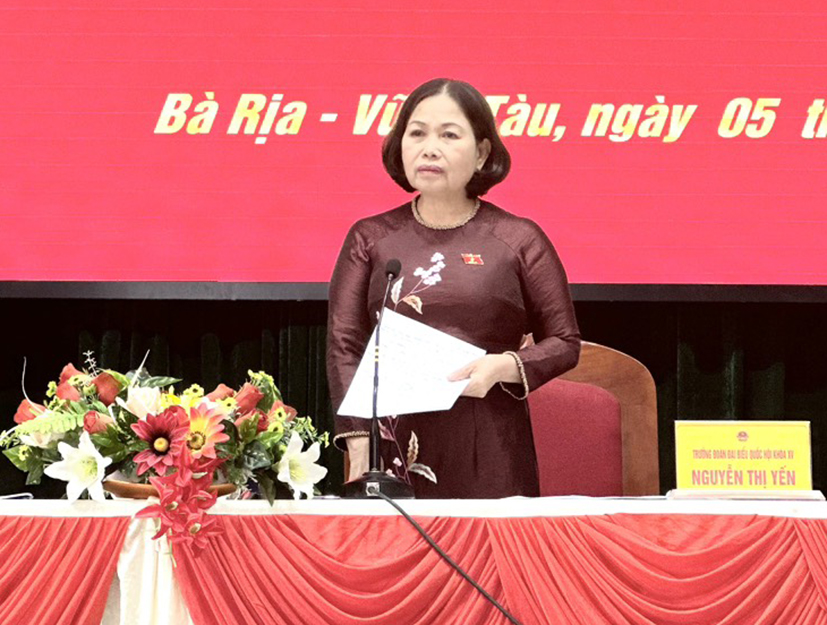 Bà Nguyễn Thị Yến, Phó Bí thư Thường trực Tỉnh ủy, Trưởng Đoàn ĐBQH tỉnh phát biểu tại buổi tiếp xúc cử tri Vùng 2 Hải quân, Vùng Cảnh sát biển 3 và BĐBP tỉnh. Ảnh: MINH NHÂN